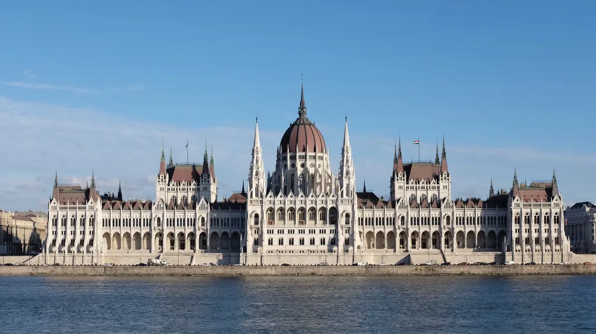 Vista del Parlamento húngaro a orillas del Danubio, Budapest