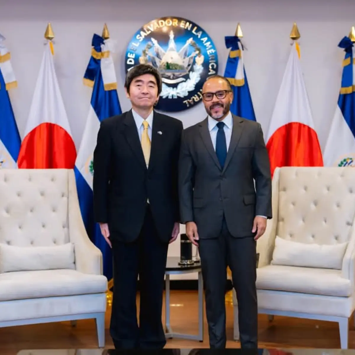 Ernesto Castro recibe al embajador de Japón Taketoshi Sano en la Asamblea Legislativa