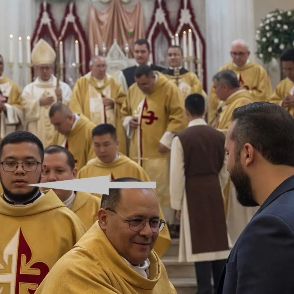 Romeo Lemus señala con flecha al clérigo que no saludó a Bukele durante la misa de la Virgen de Fátima