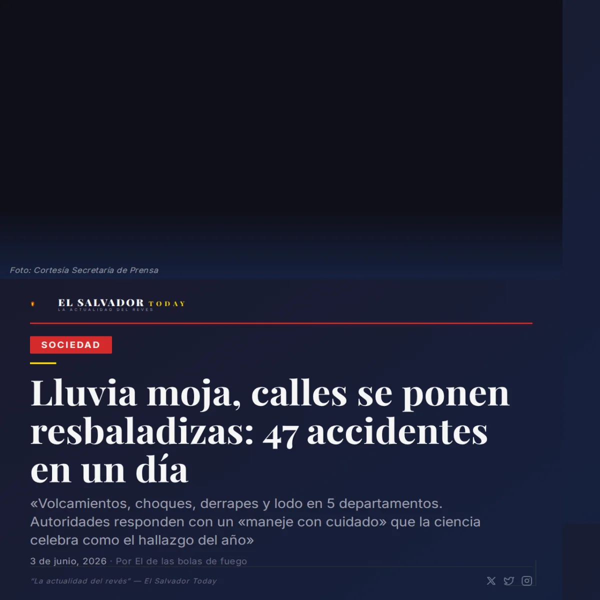 Vehículo volcado en una carretera mojada durante la temporada lluviosa en El Salvador