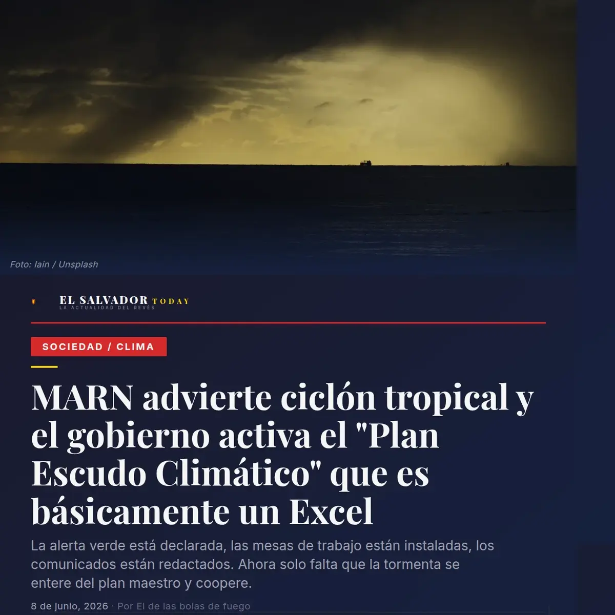 Tormenta sobre el océano frente a la costa salvadoreña