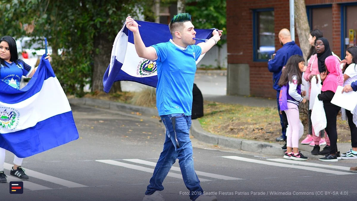 Contingente salvadoreño en el desfile de Fiestas Patrias en Seattle