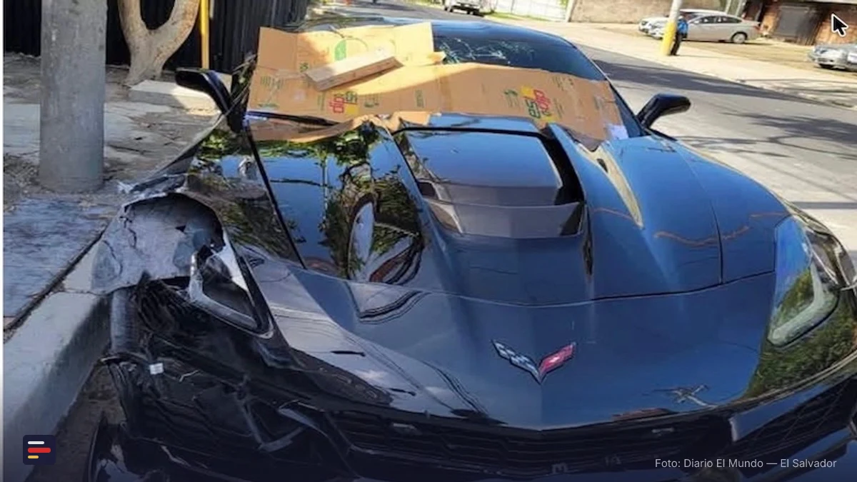 Corvette abandonado bajo custodia policial en San Salvador