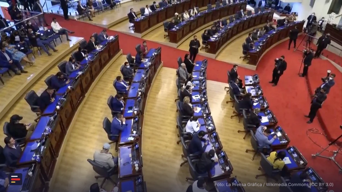 Diputados en sesión en el Salón Azul de la Asamblea Legislativa de El Salvador durante la votación del estado de excepción
