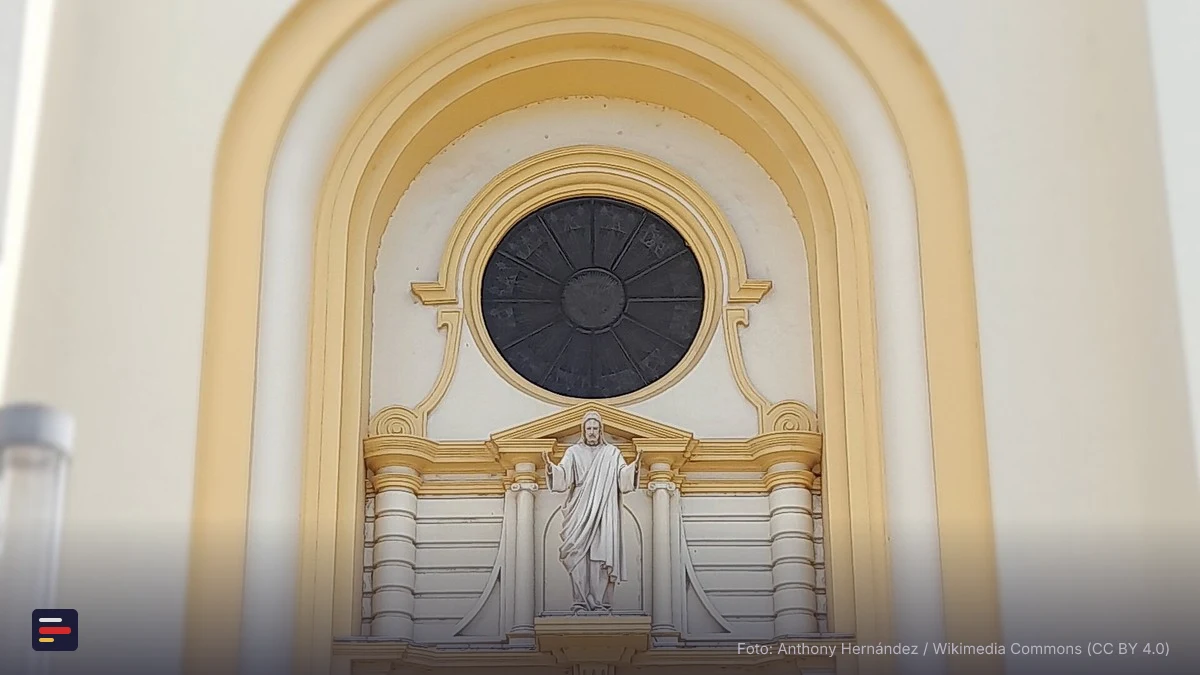 Fachada de la Catedral Metropolitana de San Salvador con la inscripción EL SALVADOR DEL MVNDO y una estatua de Cristo con los brazos abiertos